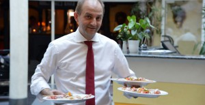 Ristorante Ciao – Italienische Küche in Mörfelden-Walldorf bei Frankfurt Seit über 40 Jahren steht das Ristorante Ciao in Mörfelden-Walldorf für echte italienische Küche, familiäre Atmosphäre und Leidenschaft für gutes Essen. Unser familiengeführtes italienisches Restaurant im Kreis Groß-Gerau, nur wenige Minuten von Frankfurt, Rüsselsheim und Kelsterbach entfernt, lädt Sie ein, den Geschmack Italiens in gemütlichem Ambiente zu genießen.