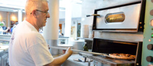 Ristorante Ciao – Italienische Küche in Mörfelden-Walldorf bei Frankfurt Seit über 40 Jahren steht das Ristorante Ciao in Mörfelden-Walldorf für echte italienische Küche, familiäre Atmosphäre und Leidenschaft für gutes Essen. Unser familiengeführtes italienisches Restaurant im Kreis Groß-Gerau, nur wenige Minuten von Frankfurt, Rüsselsheim und Kelsterbach entfernt, lädt Sie ein, den Geschmack Italiens in gemütlichem Ambiente zu genießen.