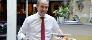 Ristorante Ciao – Italienische Küche in Mörfelden-Walldorf bei Frankfurt Seit über 40 Jahren steht das Ristorante Ciao in Mörfelden-Walldorf für echte italienische Küche, familiäre Atmosphäre und Leidenschaft für gutes Essen. Unser familiengeführtes italienisches Restaurant im Kreis Groß-Gerau, nur wenige Minuten von Frankfurt, Rüsselsheim und Kelsterbach entfernt, lädt Sie ein, den Geschmack Italiens in gemütlichem Ambiente zu genießen.