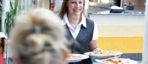 Ristorante Ciao – Italienische Küche in Mörfelden-Walldorf bei Frankfurt Seit über 40 Jahren steht das Ristorante Ciao in Mörfelden-Walldorf für echte italienische Küche, familiäre Atmosphäre und Leidenschaft für gutes Essen. Unser familiengeführtes italienisches Restaurant im Kreis Groß-Gerau, nur wenige Minuten von Frankfurt, Rüsselsheim und Kelsterbach entfernt, lädt Sie ein, den Geschmack Italiens in gemütlichem Ambiente zu genießen.