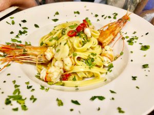 Ristorante Ciao – Italienische Küche in Mörfelden-Walldorf bei Frankfurt Seit über 40 Jahren steht das Ristorante Ciao in Mörfelden-Walldorf für echte italienische Küche, familiäre Atmosphäre und Leidenschaft für gutes Essen. Unser familiengeführtes italienisches Restaurant im Kreis Groß-Gerau, nur wenige Minuten von Frankfurt, Rüsselsheim und Kelsterbach entfernt, lädt Sie ein, den Geschmack Italiens in gemütlichem Ambiente zu genießen.