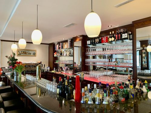 Ristorante Ciao – Italienische Küche in Mörfelden-Walldorf bei Frankfurt Seit über 40 Jahren steht das Ristorante Ciao in Mörfelden-Walldorf für echte italienische Küche, familiäre Atmosphäre und Leidenschaft für gutes Essen. Unser familiengeführtes italienisches Restaurant im Kreis Groß-Gerau, nur wenige Minuten von Frankfurt, Rüsselsheim und Kelsterbach entfernt, lädt Sie ein, den Geschmack Italiens in gemütlichem Ambiente zu genießen.