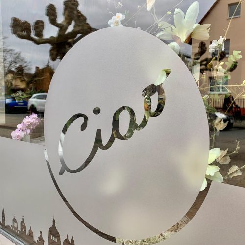 Ristorante Ciao – Italienische Küche in Mörfelden-Walldorf bei Frankfurt Seit über 40 Jahren steht das Ristorante Ciao in Mörfelden-Walldorf für echte italienische Küche, familiäre Atmosphäre und Leidenschaft für gutes Essen. Unser familiengeführtes italienisches Restaurant im Kreis Groß-Gerau, nur wenige Minuten von Frankfurt, Rüsselsheim und Kelsterbach entfernt, lädt Sie ein, den Geschmack Italiens in gemütlichem Ambiente zu genießen.