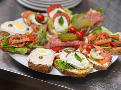 Ristorante Ciao – Italienische Küche in Mörfelden-Walldorf bei Frankfurt Seit über 40 Jahren steht das Ristorante Ciao in Mörfelden-Walldorf für echte italienische Küche, familiäre Atmosphäre und Leidenschaft für gutes Essen. Unser familiengeführtes italienisches Restaurant im Kreis Groß-Gerau, nur wenige Minuten von Frankfurt, Rüsselsheim und Kelsterbach entfernt, lädt Sie ein, den Geschmack Italiens in gemütlichem Ambiente zu genießen.