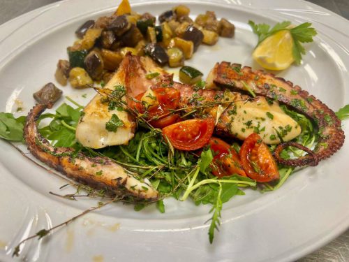 Ristorante Ciao – Italienische Küche in Mörfelden-Walldorf bei Frankfurt Seit über 40 Jahren steht das Ristorante Ciao in Mörfelden-Walldorf für echte italienische Küche, familiäre Atmosphäre und Leidenschaft für gutes Essen. Unser familiengeführtes italienisches Restaurant im Kreis Groß-Gerau, nur wenige Minuten von Frankfurt, Rüsselsheim und Kelsterbach entfernt, lädt Sie ein, den Geschmack Italiens in gemütlichem Ambiente zu genießen.